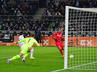 Mitchel Bakker erzielt das 1:0 in Mönchengladbach, laut Xabi Alonso ein "Kack-Tor"