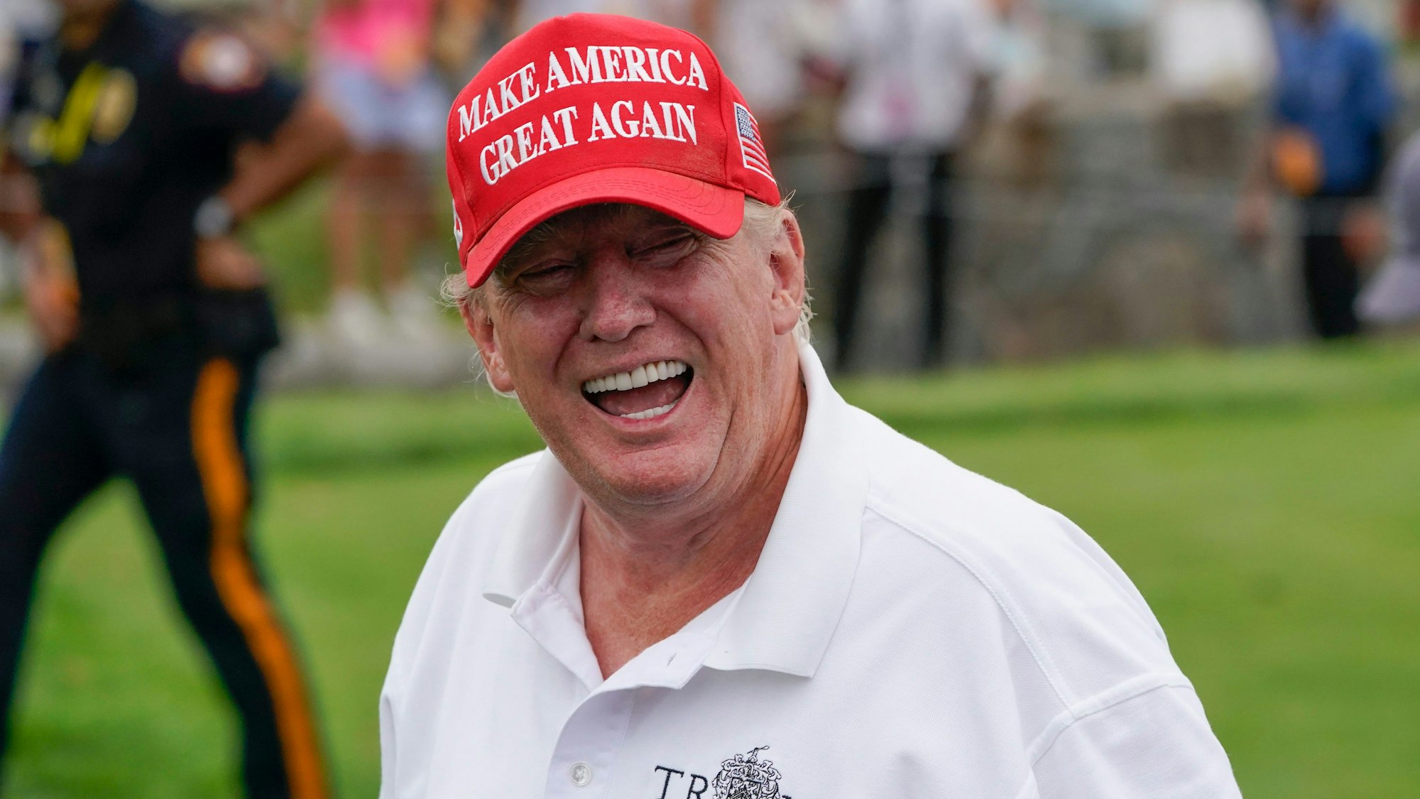 Donald Trump bei einer Runde Golf. In einem seiner Golfclubs posierte der Ex-US-Präsident nun mit einem bekannten Mafia-Boss. (Archivbild)