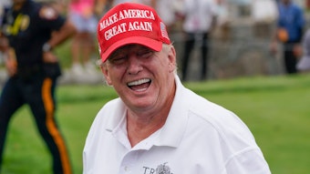 Donald Trump bei einer Runde Golf. In einem seiner Golfclubs posierte der Ex-US-Präsident nun mit einem bekannten Mafia-Boss. (Archivbild)