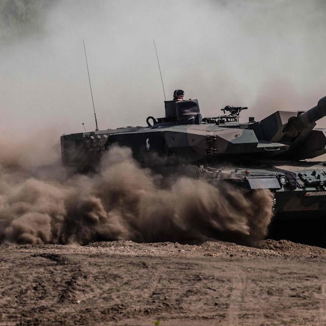 Ein polnischer Leopard-Panzer bei einer gemeinsamen Militärübung von Polen, USA, Frankreich und Schweden im Mai 2022.