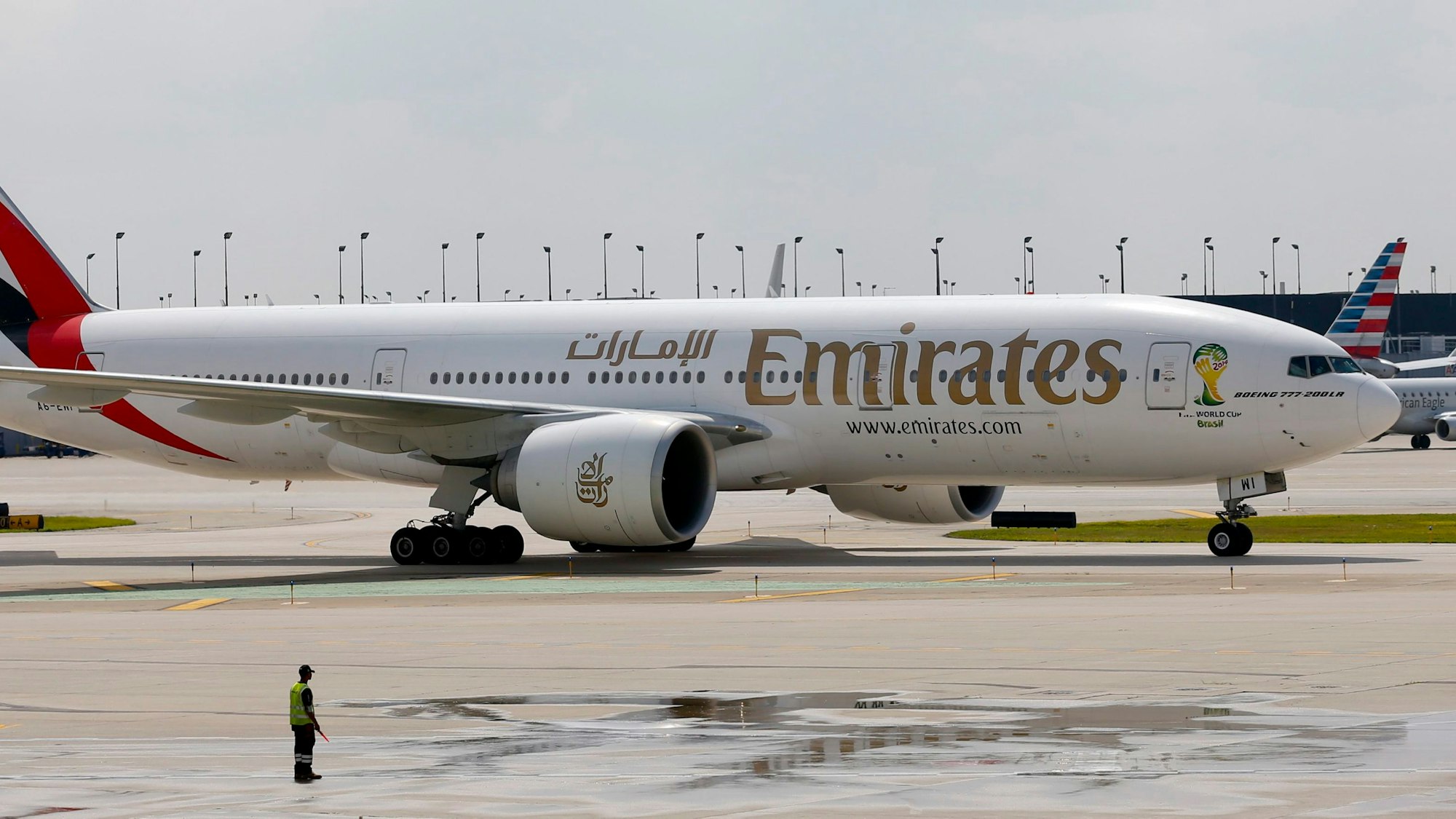 Eine Boeing 777 der Fluggesellschaft Emirates steht auf einem Rollfeld. Eine baugleiche Maschine hat den Start am Flughafen Wien wegen einer defekten Flugzeugtür abbrechen müssen. (Symbolbild)