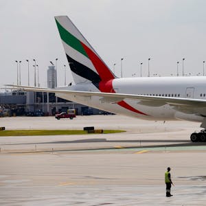 Eine Boeing 777 der Fluggesellschaft Emirates steht auf einem Rollfeld. Eine baugleiche Maschine hat den Start am Flughafen Wien wegen einer defekten Flugzeugtür abbrechen müssen. (Symbolbild)