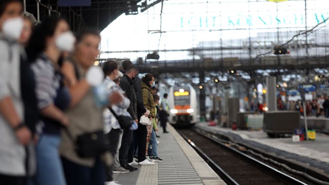 Ein Zug von Nation Express fährt am Kölner Hauptbahnhof ein. Ab 2023 werden in Köln auch Züge von Eurostar halten, die von Thalys verschwinden dagegen.