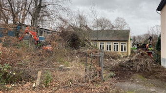 Das Grundstück der Grundschule an der Kupfergasse mit einem Bagger und den gefällten Bäumen.