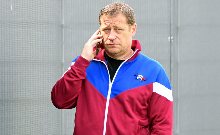 Mit bunter Puma-Jacke beim Gladbach-Training: Ex-Borussia-Manager Max Eberl am 8. Juli 2021 im Borussia-Park. Inzwischen ist der 49-Jährige Sportchef bei RB Leipzig. Eberl telefoniert mit seinem Smartphone.