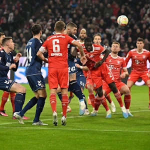 Kölns Julian Chabot steigt am höchsten und bereitet so per Kopfball das 1:0 für den FC vor.