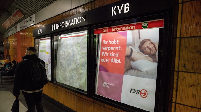 Werbeplakat der KVB in der U-Bahn-Haltestelle Deutz/Messe.