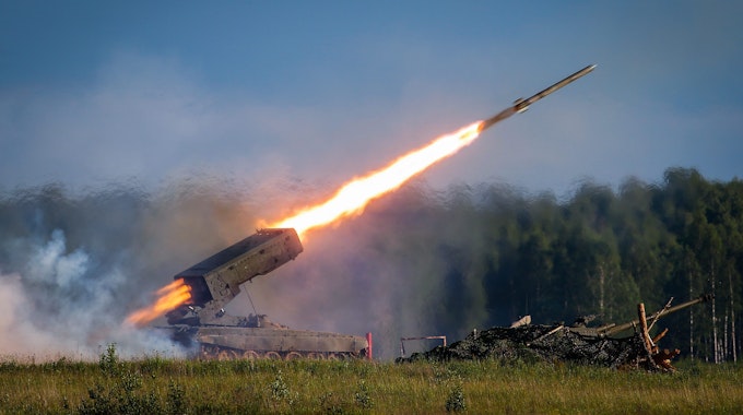 Der russische Mehrfachraketenwerfer TOS-1A am 16. Juni 2015 im Einsatz.