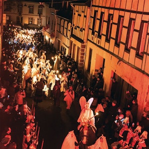 Im Geisterzug in Blankenheim sind die Teilnehmer am Karnevalssamstag als Geister kostümiert, der Obergeist sitzt auf dem Pferd.