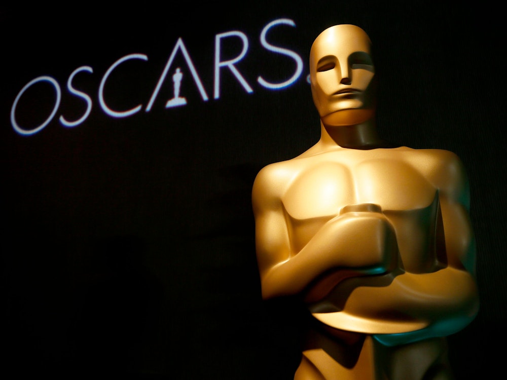 Eine Oscar-Statue steht beim 91. Oscar-Nominierten-Lunch vor dem Schriftzug.