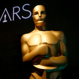 Eine Oscar-Statue steht beim 91. Oscar-Nominierten-Lunch vor dem Schriftzug.