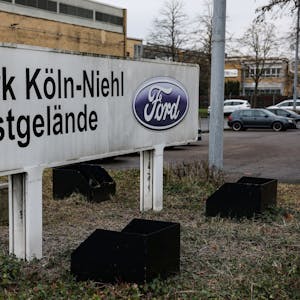 Ein Logo von Ford steht auf dem Kölner Werksgelände. Der Autobauer Ford will an seinem Kölner Standort nach Angaben des Betriebsrats im großen Stil Jobs abbauen.