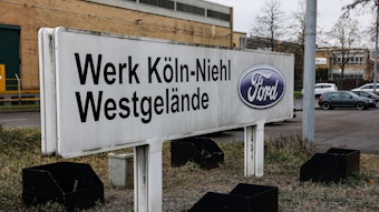 Ein Logo von Ford steht auf dem Kölner Werksgelände. Der Autobauer Ford will an seinem Kölner Standort nach Angaben des Betriebsrats im großen Stil Jobs abbauen.