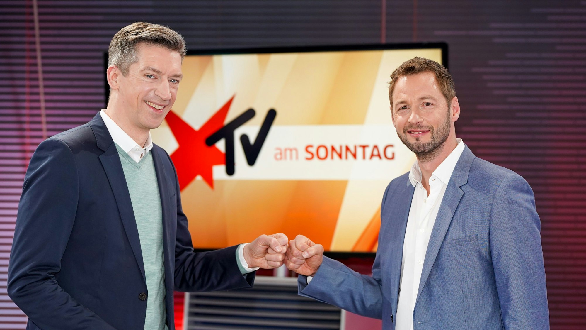 Die Moderatoren Dieter Könnes (r) und Steffen Hallaschka werben für das neue Format "Stern TV am Sonntag" (undatierte Aufnahme).