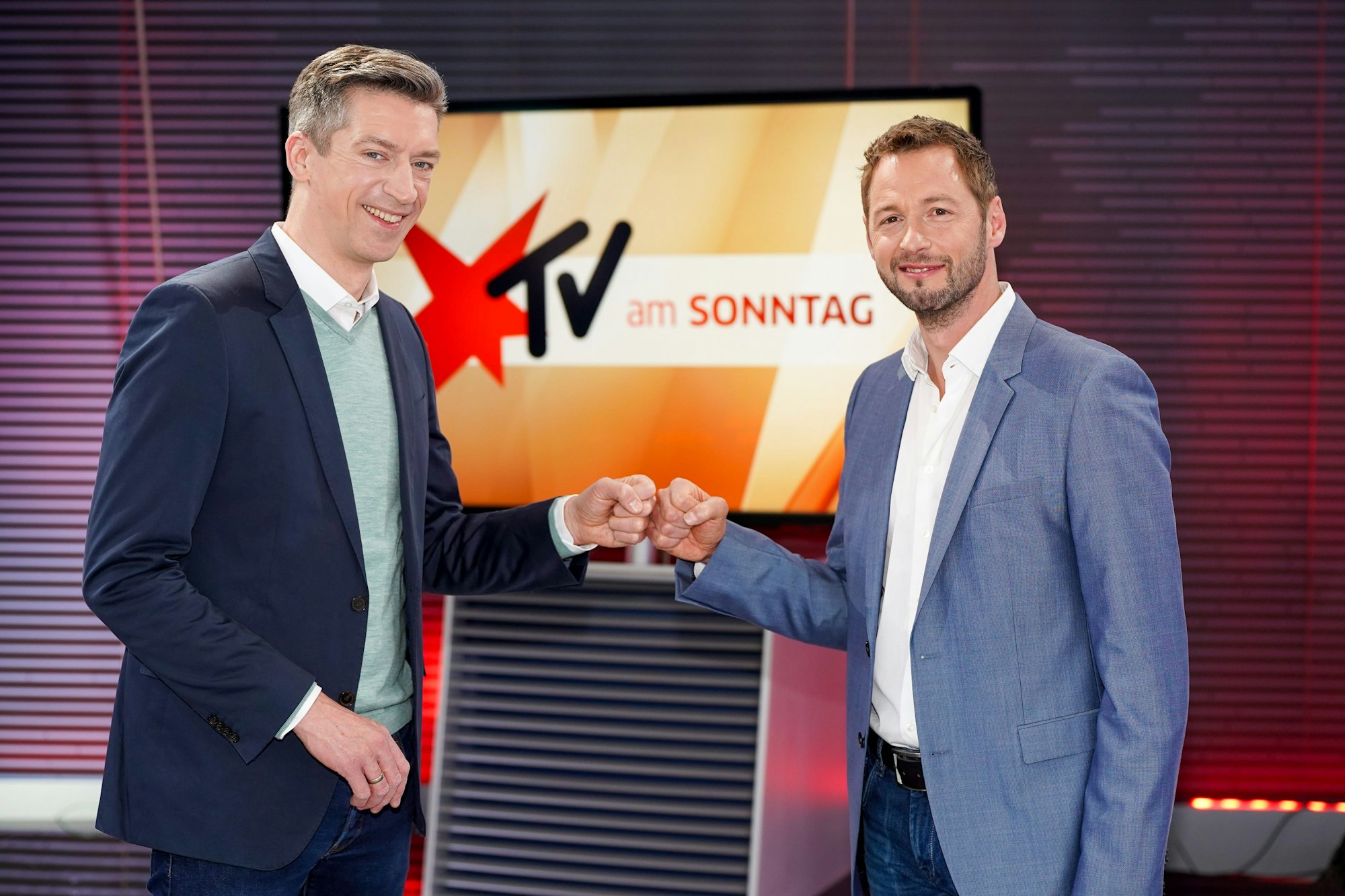 Die Moderatoren Dieter Könnes (r) und Steffen Hallaschka werben für das RTL-Format „Stern TV am Sonntag“.
