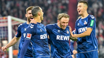 Ellyes Skhiri jubelt mit seinen Teamkollegen des 1. FC Köln über ein Tor beim FC Bayern München.