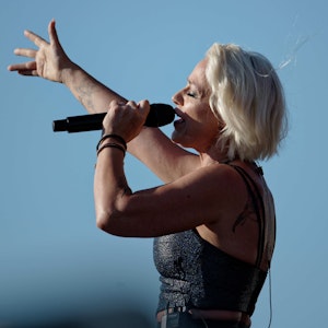 Die Sängerin Michelle steht beim Schlager-Event "Lieblingslieder" in der Rheinaue auf der Bühne.
