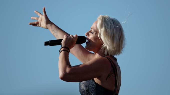 Die Sängerin Michelle steht beim Schlager-Event "Lieblingslieder" in der Rheinaue auf der Bühne.