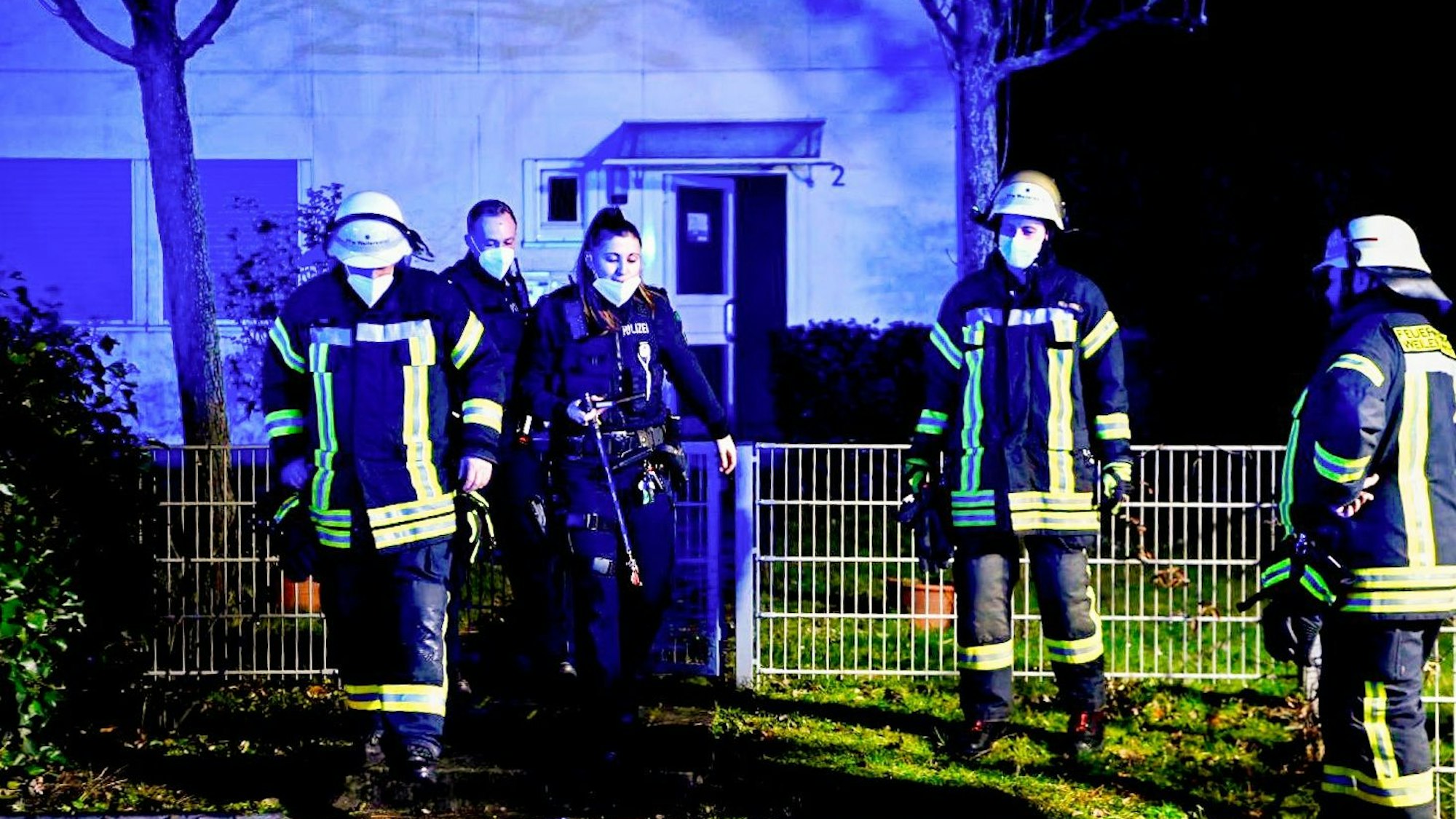Polizisten und Feuerwehrleute an einer Einsatzstelle in Weilerswist nach einem Brand.