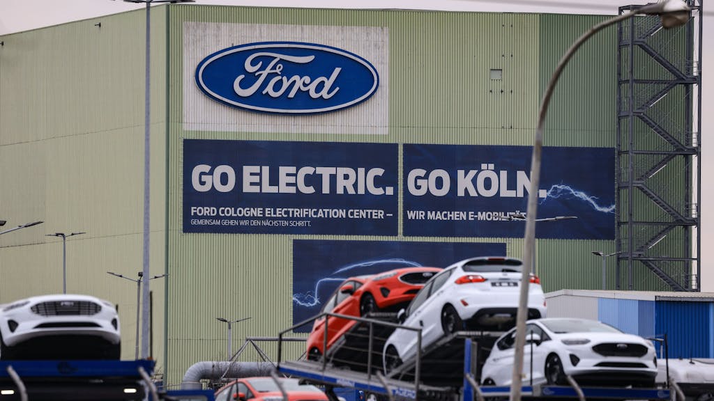 Autos stehen auf Transportfahrzeugen auf dem Werksgelände von Ford in Köln. Hier&nbsp;sollen in Zukunft zwei E-Modelle produziert werden.