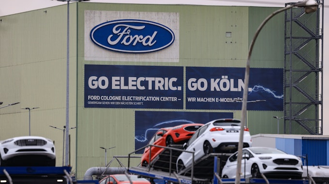 Autos stehen auf Transportfahrzeugen auf dem Werksgelände von Ford in Köln.