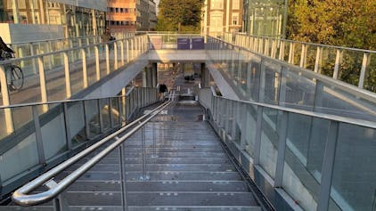 Eine Fahrrad- und Fußgängerrampe in Utrecht