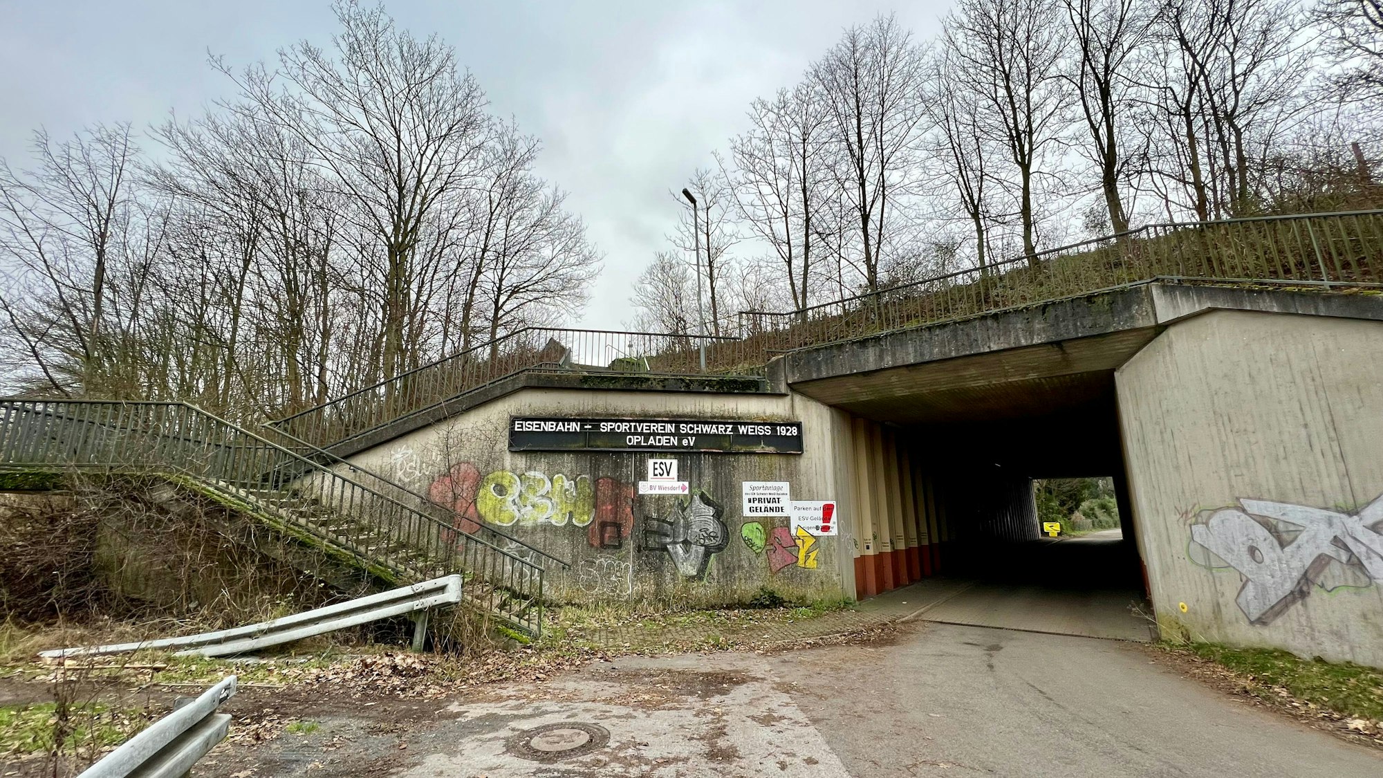 Zufahrt zur Eisenbahner-Sportanlage im Gleisdreieck.