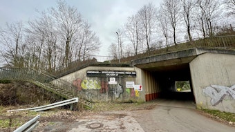 Zufahrt zur Eisenbahner-Sportanlage im Gleisdreieck, ein enger, dunkler Tunnel