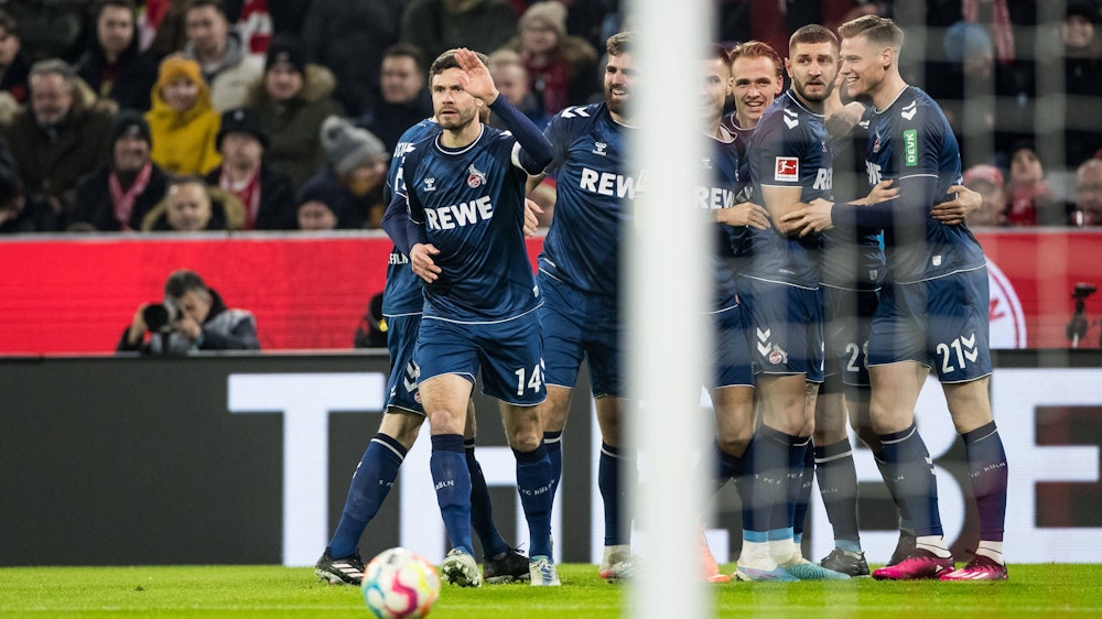 Die Speler des 1. FC Köln jubeln über das Tor zum 1:0 beim FC Bayern München.