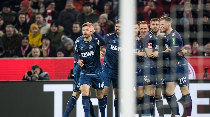 Die Speler des 1. FC Köln jubeln über das Tor zum 1:0 beim FC Bayern München.