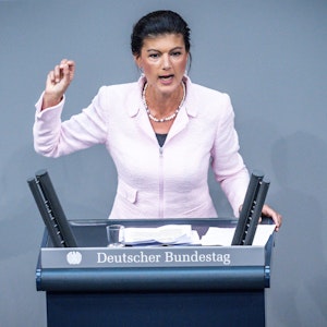 Linken-Politikerin Sahra Wagenknecht spricht im Bundestag.