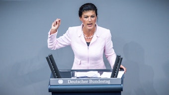 Linken-Politikerin Sahra Wagenknecht spricht im Bundestag.