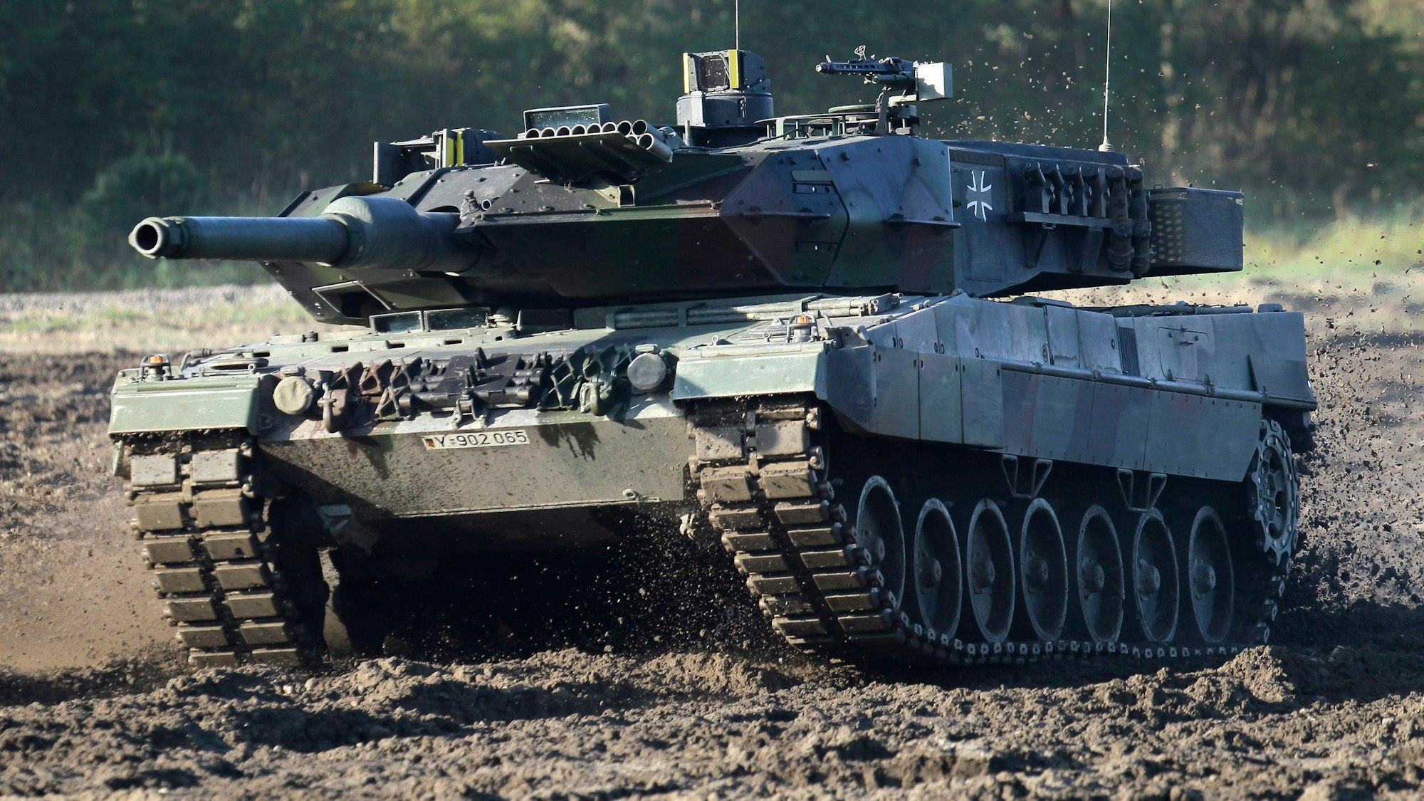 Ein Leopard-2-Panzer bei einer Bundeswehr-Präsentation in Hannover. (Archivbild)