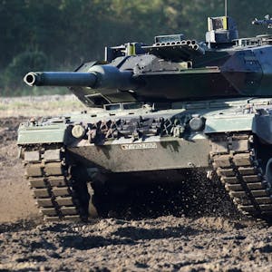 Ein Leopard-2-Panzer bei einer Bundeswehr-Präsentation in Hannover. (Archivbild)