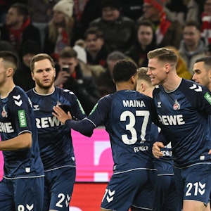 Kölns Spieler feiern das Tor zum 0:1 durch Ellyes Skhiri (r).