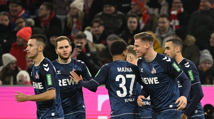 Kölns Spieler feiern das Tor zum 0:1 durch Ellyes Skhiri (r).