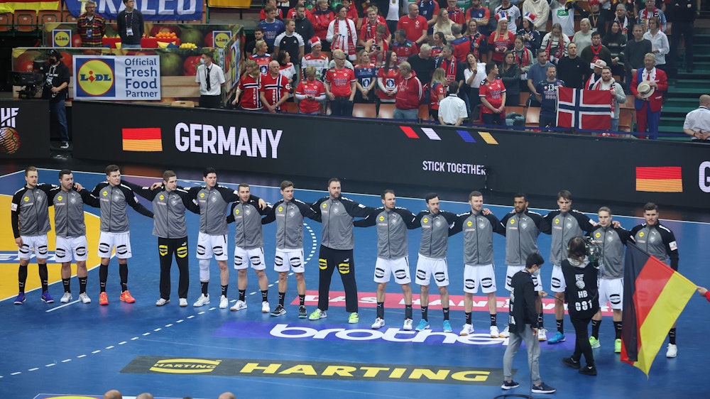 Die deutsche Handball-Nationalmannschaft steht vor ihrem Hauptrunden-Abschluss gegen Norwegen für die Nationalhymne Arm in Arm auf dem Platz.