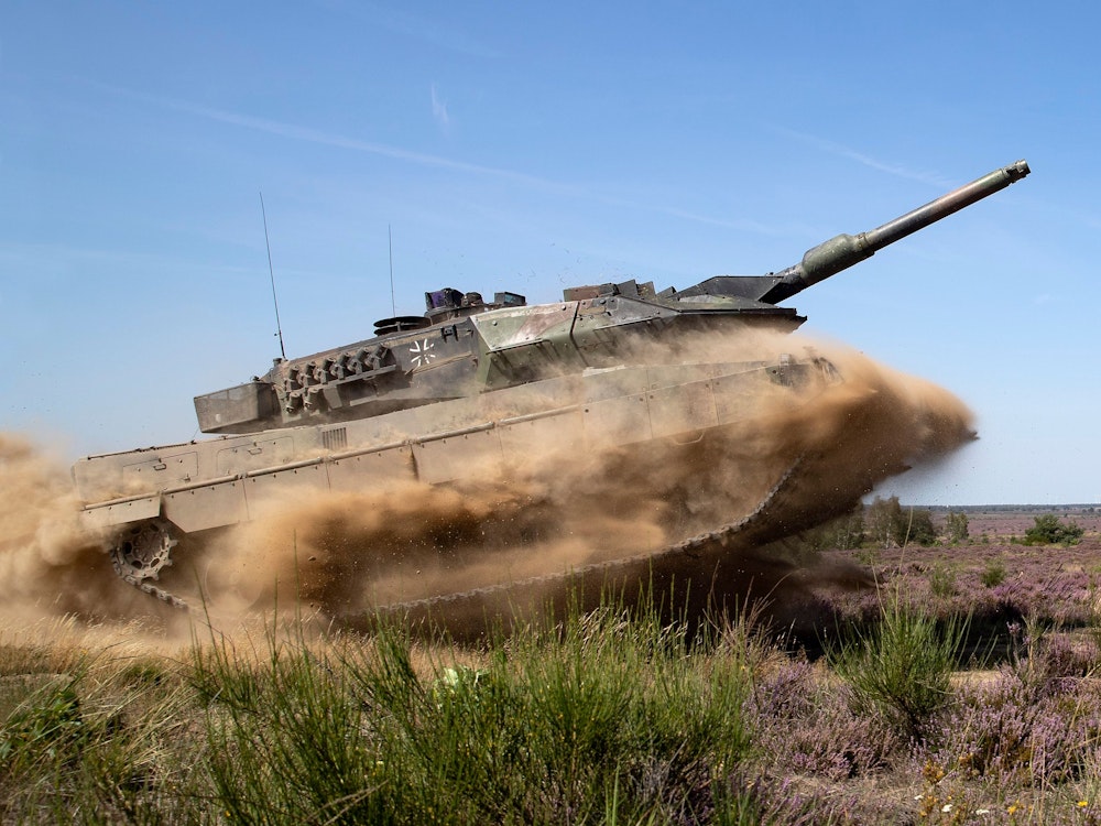 Ein Kampfpanzer Leopard 2A5 vom Gefechtsübungszentrum (GÜZ) des Heeres bewegt sich im Rahmen des Übungsverlaufes durch das Gelände des Truppenübungsplatzes Gardelegen.