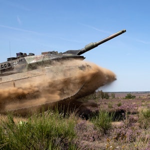Ein Kampfpanzer Leopard 2A5 bei Gefechtsübungen.