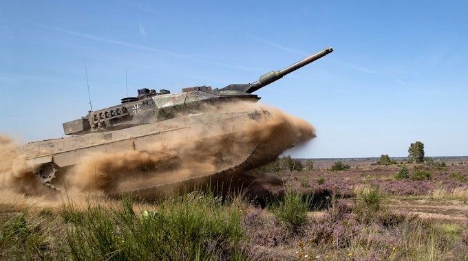 Ein Kampfpanzer Leopard 2A5 bei Gefechtsübungen.