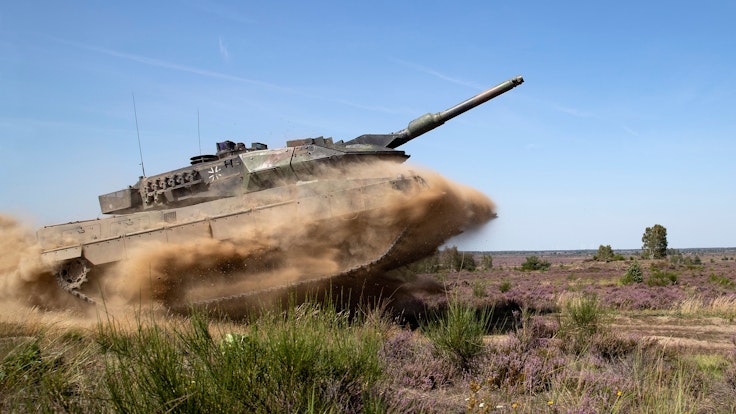 Ein Kampfpanzer Leopard 2A5 vom Gefechtsübungszentrum (GÜZ) des Heeres bewegt sich im Rahmen des Übungsverlaufes durch das Gelände des Truppenübungsplatzes Gardelegen.