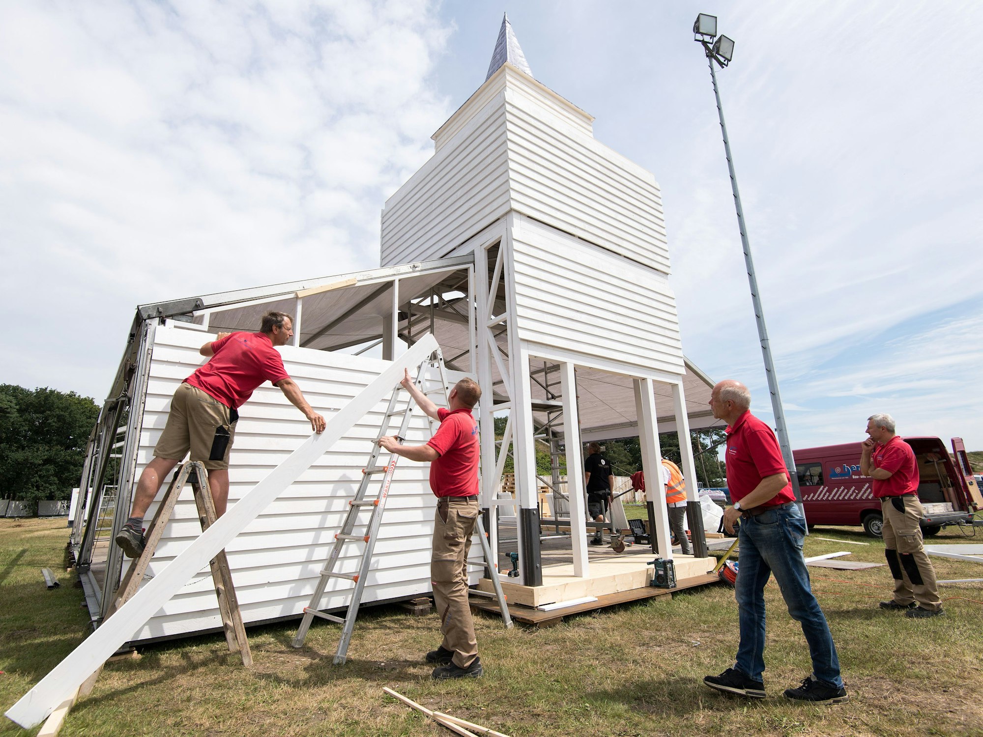 Arbeiter bauen unter der Aufsicht von Norbert Hermens im Juli 2016 auf dem Festivalgelände von Parookaville in Weeze an einer Kirche.