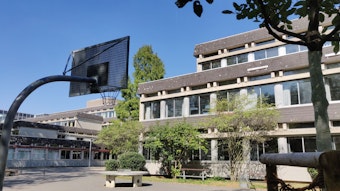 Die benachbarten Gebäude von Gymnasium und Sekundarschule in Leichlingen.