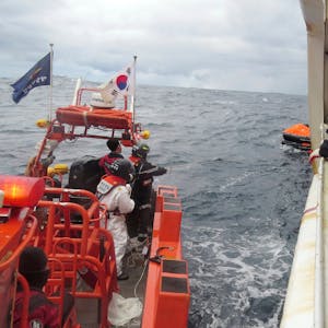 Auf diesem von der koreanischen Küstenwache zur Verfügung gestellten Bild führen Mitglieder der südkoreanischen Küstenwache eine Suchaktion in den Gewässern zwischen Südkorea und Japan durch.