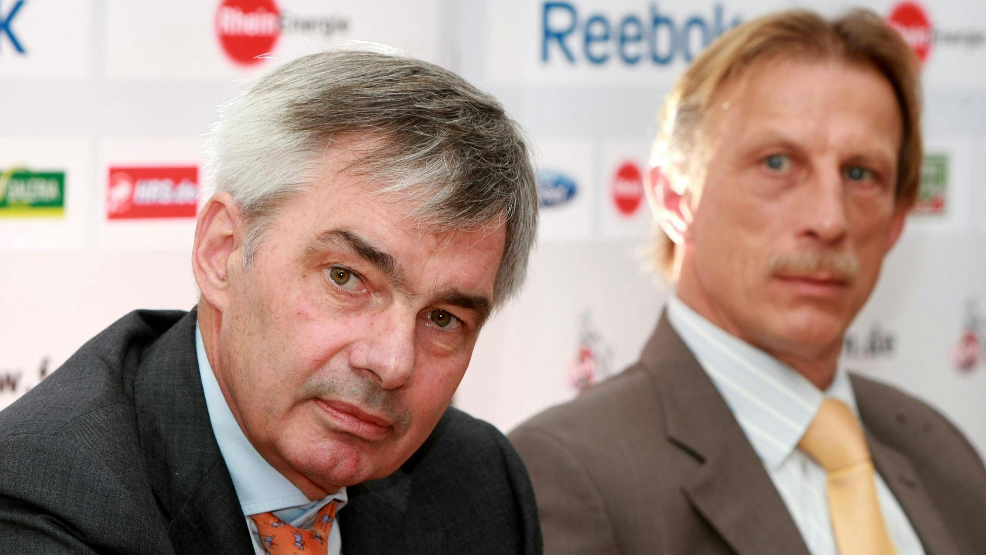 Michael Meier, damals Manager des 1. FC Köln, und Trainer Christoph Daum bei einer Pressekonferenz im Jahr 2008