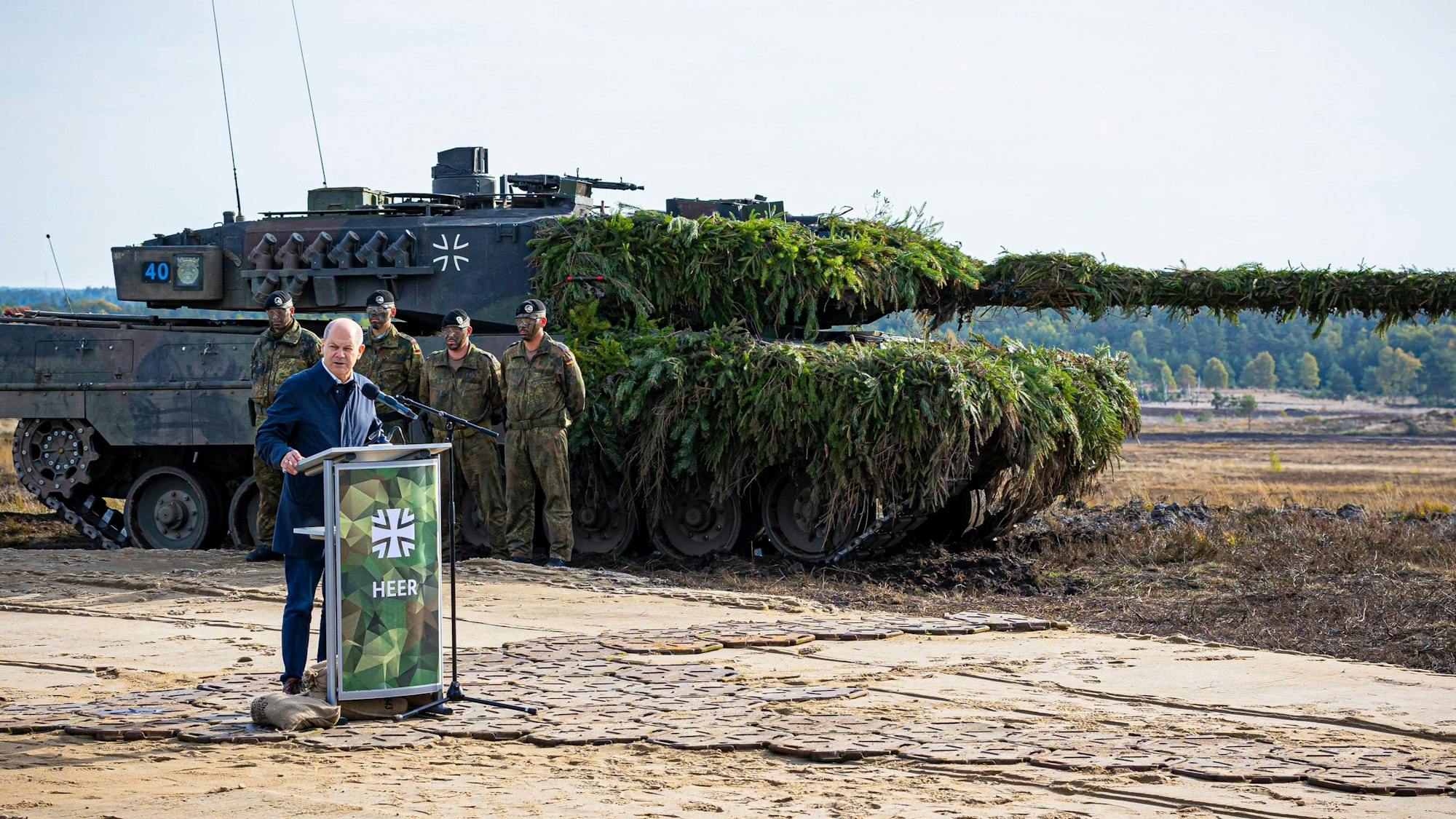 Bundeskanzler Olaf Scholz (SPD) im Oktober vor einem Kampfpanzer Leopard 2 nach der Ausbildungs- und Lehrübung des Heeres im Landkreis Heidekreis in der Lüneburger Heide.