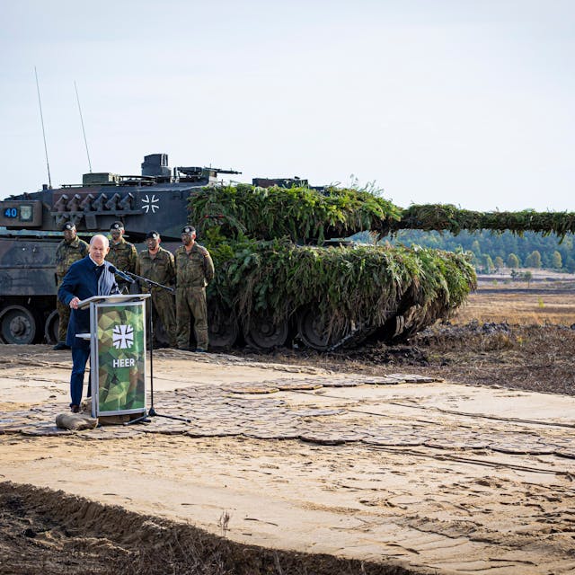 Ein Archivbild zeigt Bundeskanzler Olaf Scholz (SPD) vor einem Kampfpanzer Leopard 2 nach der Ausbildungs- und Lehrübung des Heeres im Landkreis Heidekreis in der Lüneburger Heide.