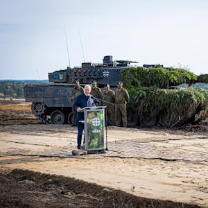 Bundeskanzler Olaf Scholz (SPD) im Oktober vor einem Kampfpanzer Leopard 2 nach der Ausbildungs- und Lehrübung des Heeres im Landkreis Heidekreis in der Lüneburger Heide.