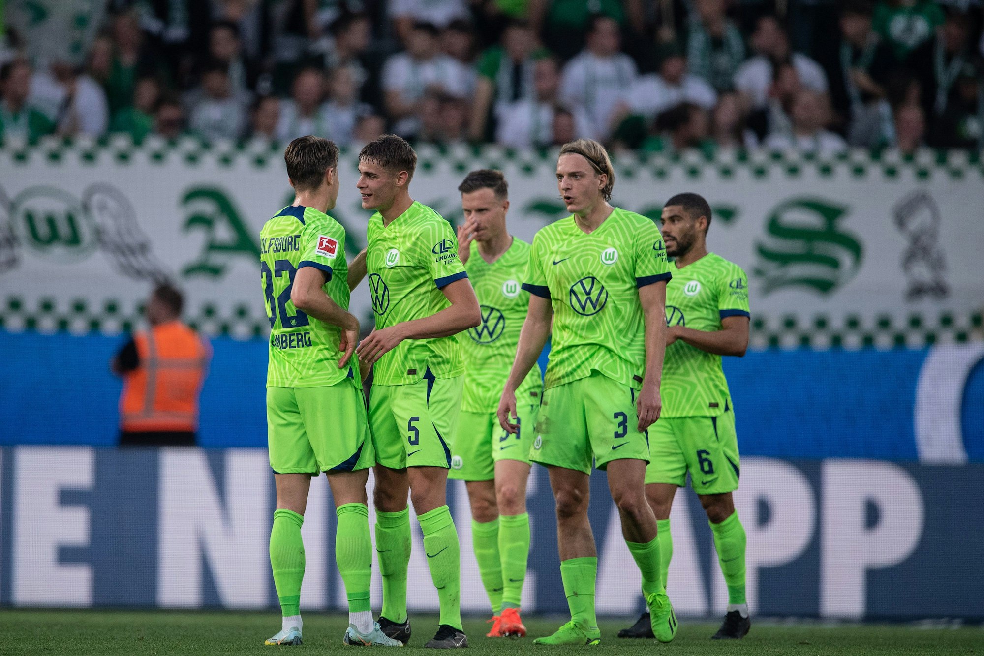 Wolfsburgs Spieler stehen nach dem Schlusspfiff auf dem Feld.