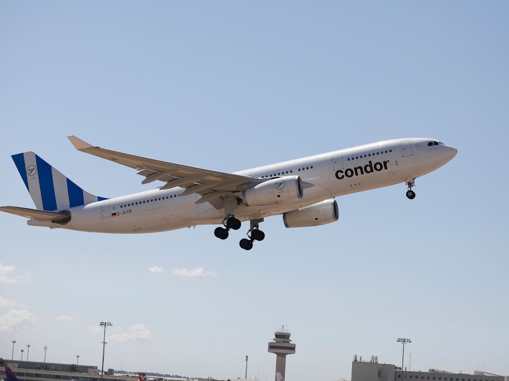 Ein Flugzeug der Fluggesellschaft Condor hebt im Juli 2022 in Palma de Mallorca am Flughafen ab.